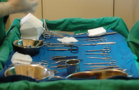 患者已做做好准备,院长及护士已将手术工具准备完毕,手术即将开始.