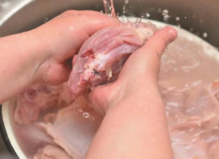 夏季防疫指南：不要在水龙头下直接冲洗生肉制品